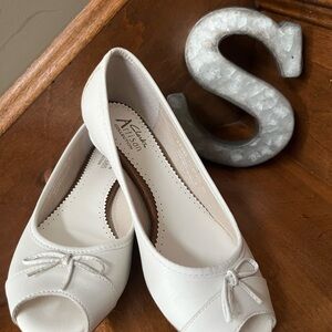 Clark’s Artisan White Leather Peep Toe Flats Sz USL 6M